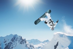 九游娱乐-浓眉哥惊艳赛场，FPX未来可期，新星闪耀下的扑朔迷离
